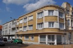 Gezellig ingericht en goed onderhouden appartement met 1 slaapkamer, gelegen vlakbij de vernieuwde markt te Wenduine.
Dit instapklaar appartement biedt u woonkamer met zonnig terrasje en ingerichte keukenhoek, inkomhall, badkamer met toilet en douche, 1 ruime slaapkamer, private bergkelder, ... Een betaalbare vast stek aan zee in een kleine residentie met minimale jaarlijkse kosten! (11/015)